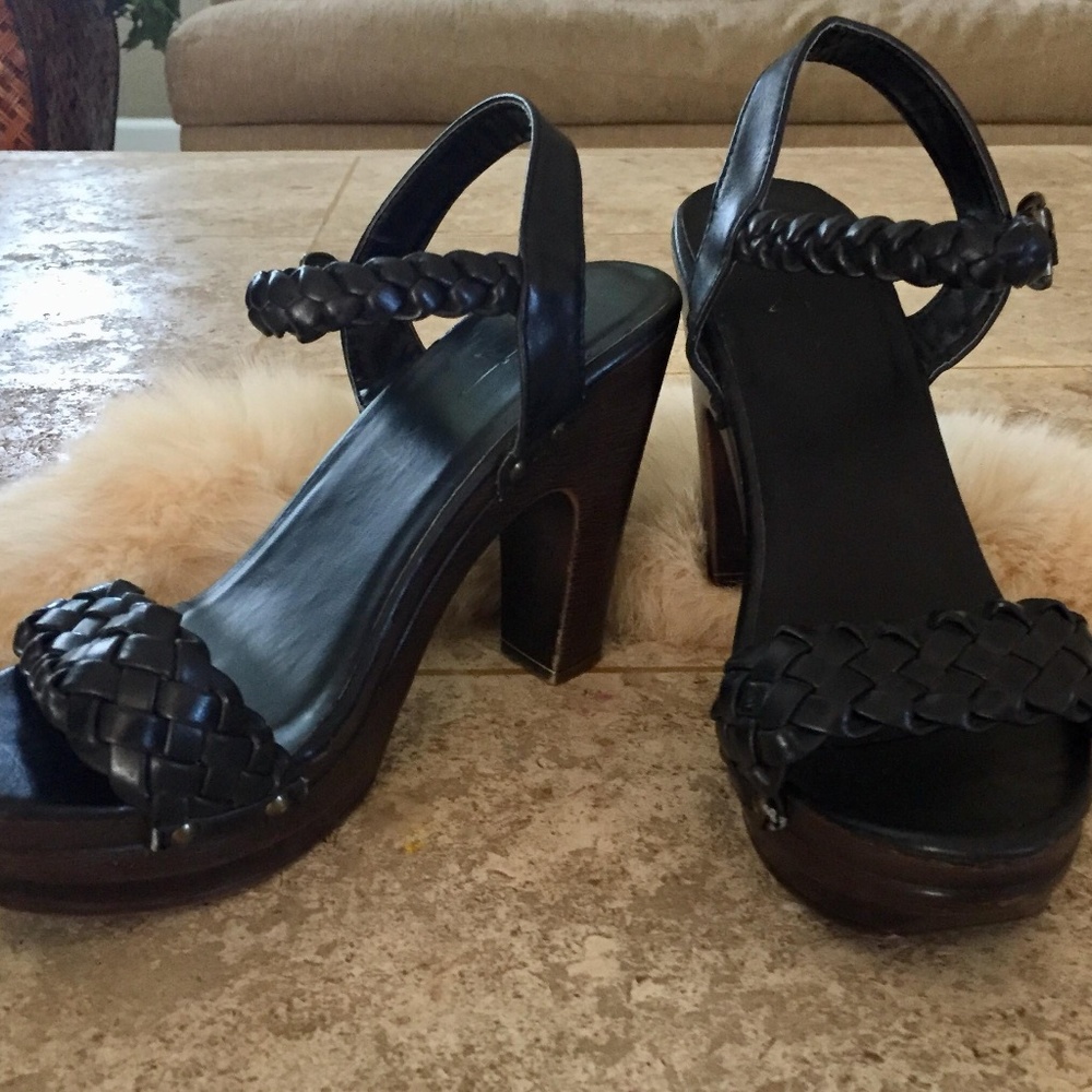 Platform Sandals in Black - Picture 5 of 7